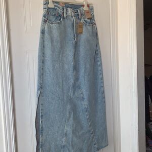 Levis | Long Icon Skirt Light Wash Maxi Size 29 NEW